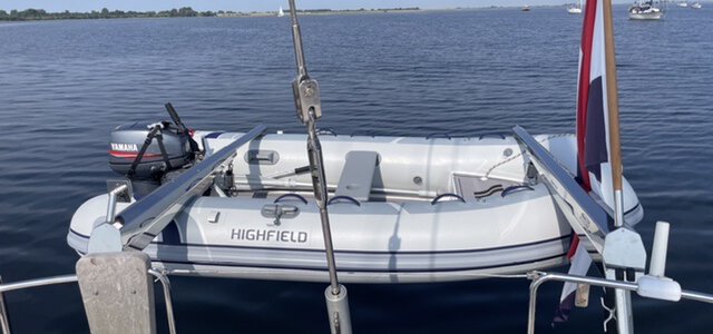 Simpson Davits en nieuwe Highfield bijboot