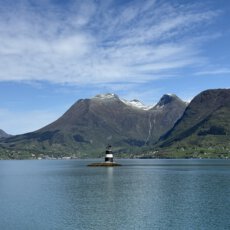 Haugesund en Hardangerfjord met zon en sneeuw op de bergtoppen ☀️🏔️