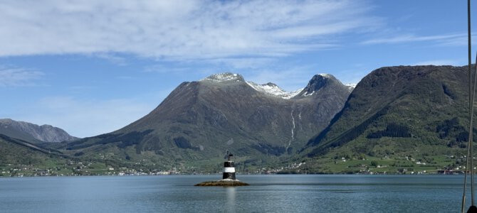 Haugesund and Hardangerfjord with sun and snow on the mountain tops ☀️🏔️ Haugesund en Hardangerfjord met zon en sneeuw op de bergtoppen ☀️🏔️